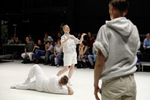 Normal Dance, Tanzstück von Choreografin Antonia Baehr. Tanzende: Antonia Baehr, Mirjam Junker und Pia Thilmann. Berlin, 10.5.2016