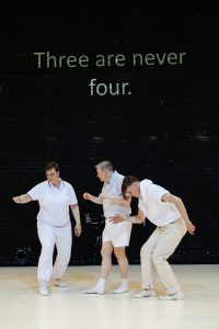 Normal Dance, Tanzstück von Choreografin Antonia Baehr. Tanzende: Antonia Baehr, Mirjam Junker und Pia Thilmann. Berlin, 10.5.2016